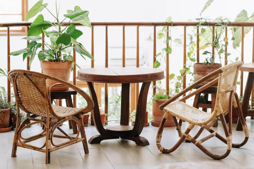 Mały balkon w bloku - relaks na świeżym powietrzu - drewniane elementy